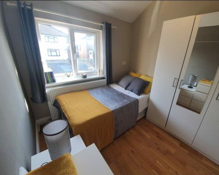 1 bedroom in a house share to rent - Photo 4