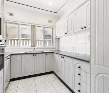 Versatile dual-living home - Photo 1