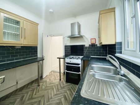 4 bedroom terraced house to rent - Photo 5