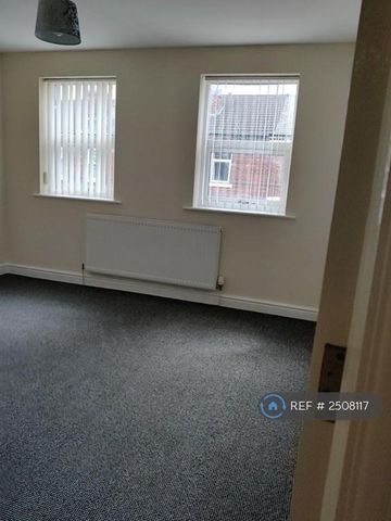 4 bedroom end of terrace house to rent - Photo 3