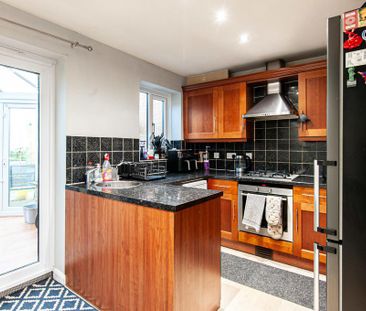 2 bedroom end of terrace house to rent - Photo 5