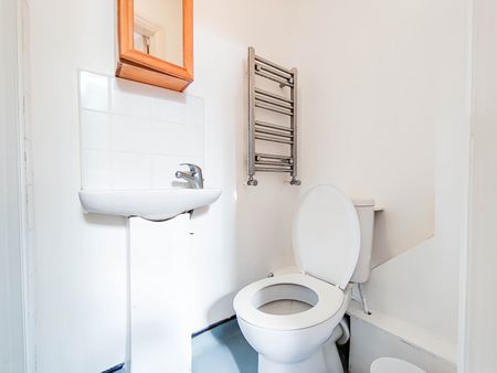 A studio apartment situated within a beautiful period building in the heart of Kensington, W8 - Photo 5