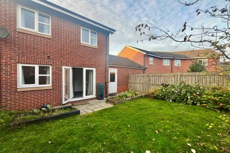 3 bed semi-detached house to rent in Lynwood Way, South Shields, NE34 - Photo 4