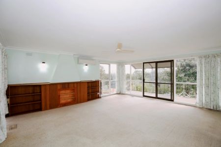 3 Bed, 1 Bath - Photo 2