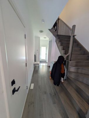 For Lease - 88 Fairlane Avenue, Barrie, Ontario - Photo 1