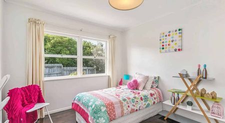 Spacious 4-Bedroom Home on a Big Fully-Fenced Sect - Photo 5