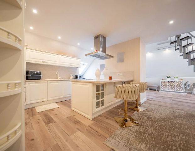 Altbaucharme trifft Komfort – Dachgeschosswohnung mit Klimaanlage - Photo 1