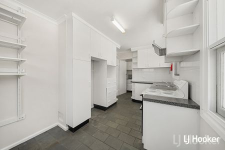 Spacious Three-Bedroom Home - Photo 4