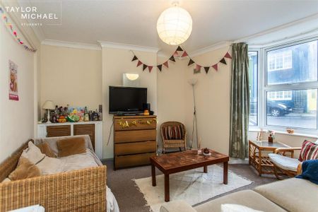 4 bedroom end of terrace house to rent - Photo 3