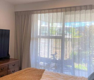 Beautiful, Light 3 Bedroom Home - Photo 2