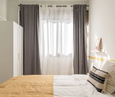 Room in a shared 5-bedroom apartment for rent in Les Corts - Photo 1
