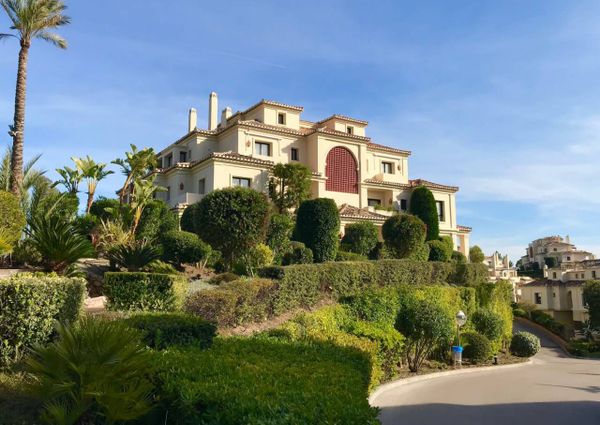 Stunning duplex penthouse with 4 bedrooms and panoramic views of the sea, golf and mountains.