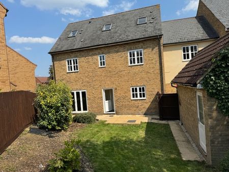 Five Bed Detached Charles Church House in Westcroft, Milton Keynes with Good Local Schools - Photo 4