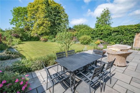 A bright and contemporary 6 bedroom family house in this popular village with well thought of Primary School and within easy access to Winchester and Andover, the A34 and A303 and the mainline railway station in Whitchurch. - Photo 5
