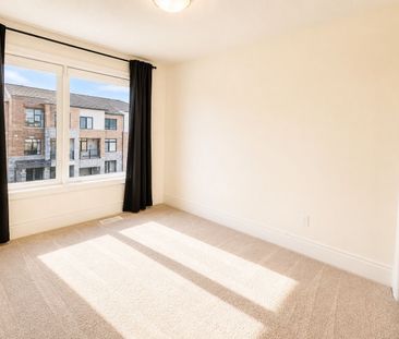 For Lease - 52 Vantage Loop Street, Newmarket, Ontario - Photo 1