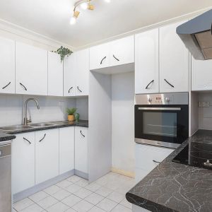Serene And Central Beachfront Apartment - Photo 2