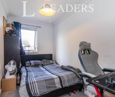 3 bedroom house to rent Farriers Road, Epsom, KT17 - Photo 2