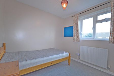 4 bedroom end of terrace house to rent - Photo 5