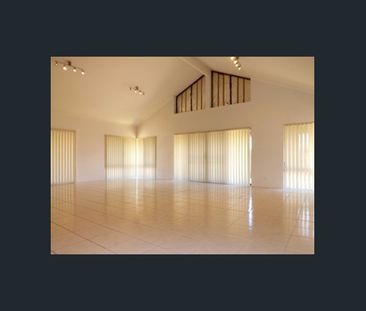 Great Location - Close to the beach - Photo 3