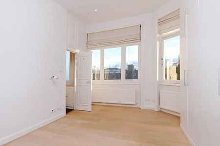 An immaculate apartment with access to communal gardens in St John's Wood NW8. - Photo 2