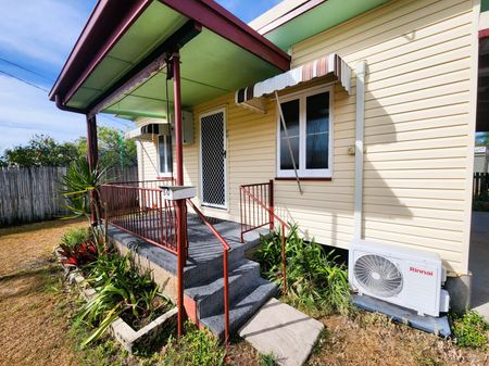 2 BAY POWERED SHED, 2 Bedroom Cottage, Fantastic Beach Location - Photo 4