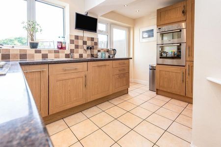 4 bedroom semi-detached house to rent - Photo 4