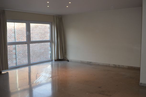 Ruim appartement met: 2 slaapkamers, terras en autostaanplaats - Photo 1