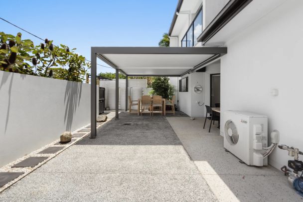 Fully Furnished Modern Town House! - Photo 1