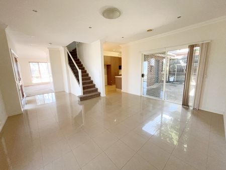 Convenient Four-Bedroom Townhouse Close To Chadstone Shopping Centre - Photo 5