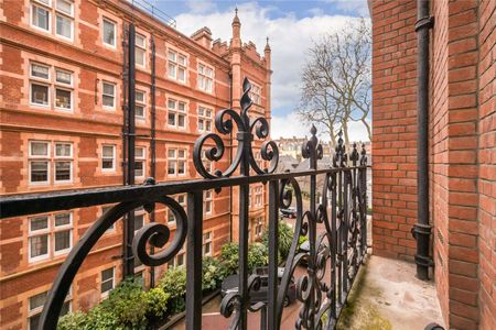 A spacious lateral second floor with lift, three bedroom apartment in a well maintained purpose built portered building in a quiet cul de sac - Photo 3