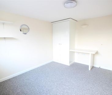 3 bedroom flat to rent - Photo 2