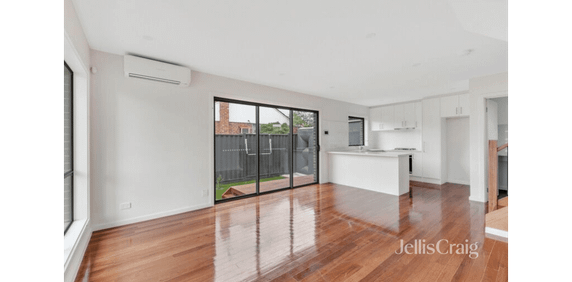 Stylish Townhouse in Quiet location - Photo 2