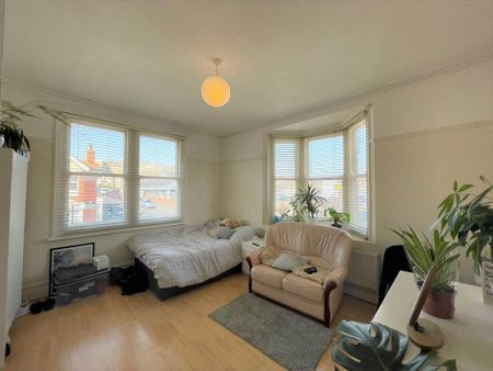 3 bedroom flat to rent - Photo 5