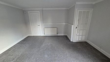2 bedroom ground floor flat to rent - Photo 2