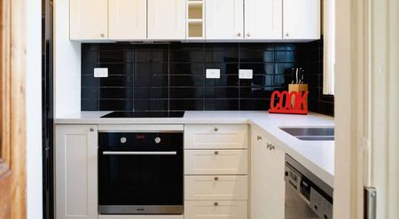 City Cottage Fully Renovated & Furnished - Photo 2