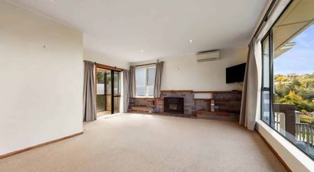 Three Bedroom Property with Sea View - Photo 3