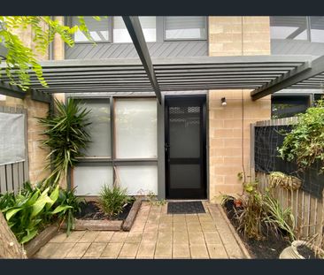 4/1 Sutherland Street, Geelong, Vic 3220 - Photo 2