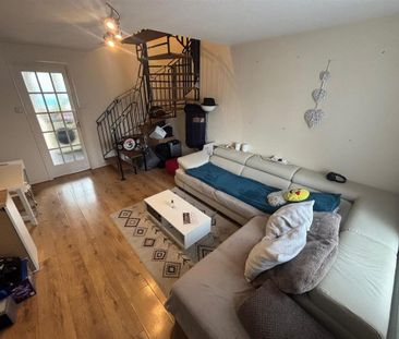 2 bedroom end of terrace house to rent - Photo 3