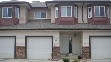 Spacious Townhouse: 3 Bedrooms | 1.5 Bathrooms | 1241 Sq Ft | Attached Garage - Photo 2