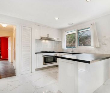 8 Dobell Crescent, Werribee VIC, Belconnen - Photo 2