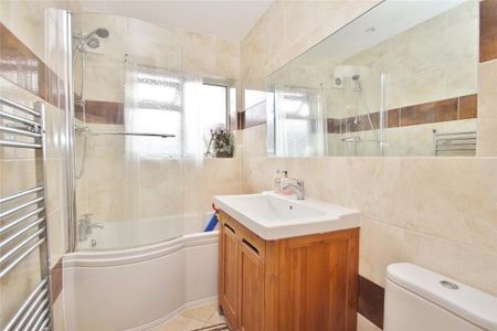 4 bedroom semi-detached bungalow to rent - Photo 4