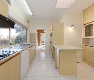 2 England Street, Bentleigh East VIC 3165 - House For Rent | Domain - Photo 1