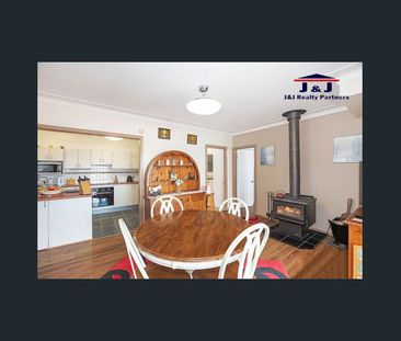 Charming 3 Bedroom house for rent with stunning lake views - Photo 3