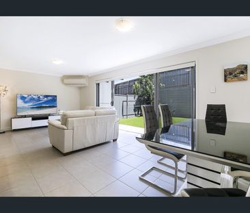 Stylish Townhouse, Private Courtyard, Double Garage, Close to all A... - Photo 2