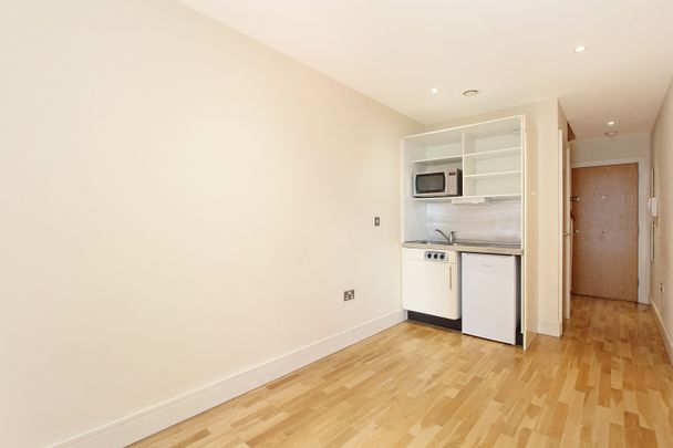 Studio Flat, Great Suffolk Street, SE1 - Photo 1