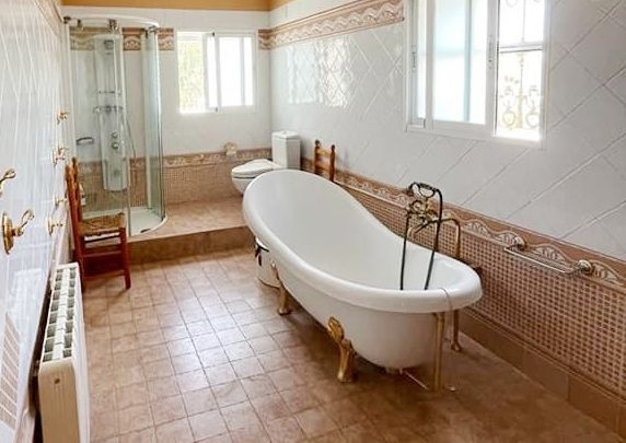 LONG TERM RENTAL. Spacious villa with 6 bedrooms for rent.