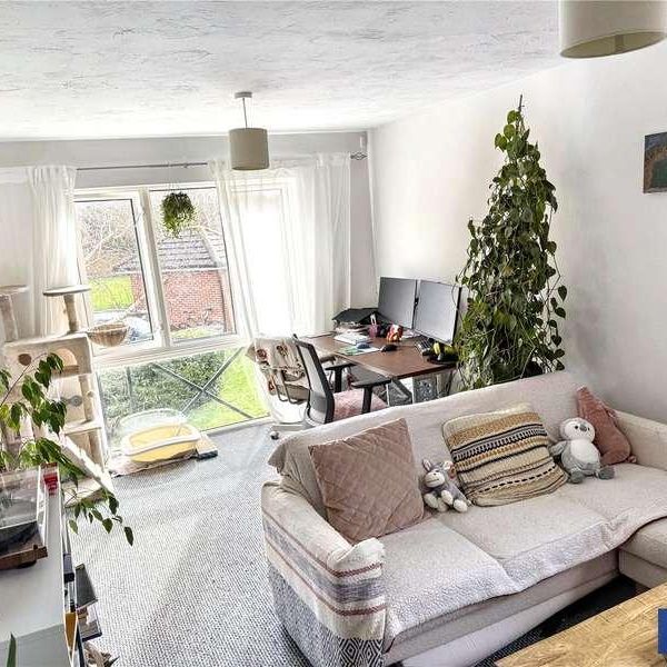 Parry Drive, Weybridge, Surrey, KT13 - Photo 1