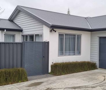 AS NEW PRIVATE 2 BEDROOM TOWNHOUSE - Photo 4