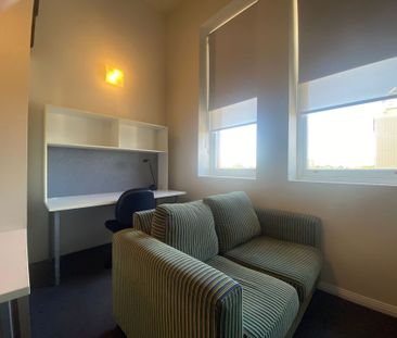 Furnished Loft in the Heart of Broadway – Prime Student Location - Photo 4