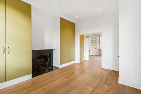 5 bedroom house in London - Photo 2